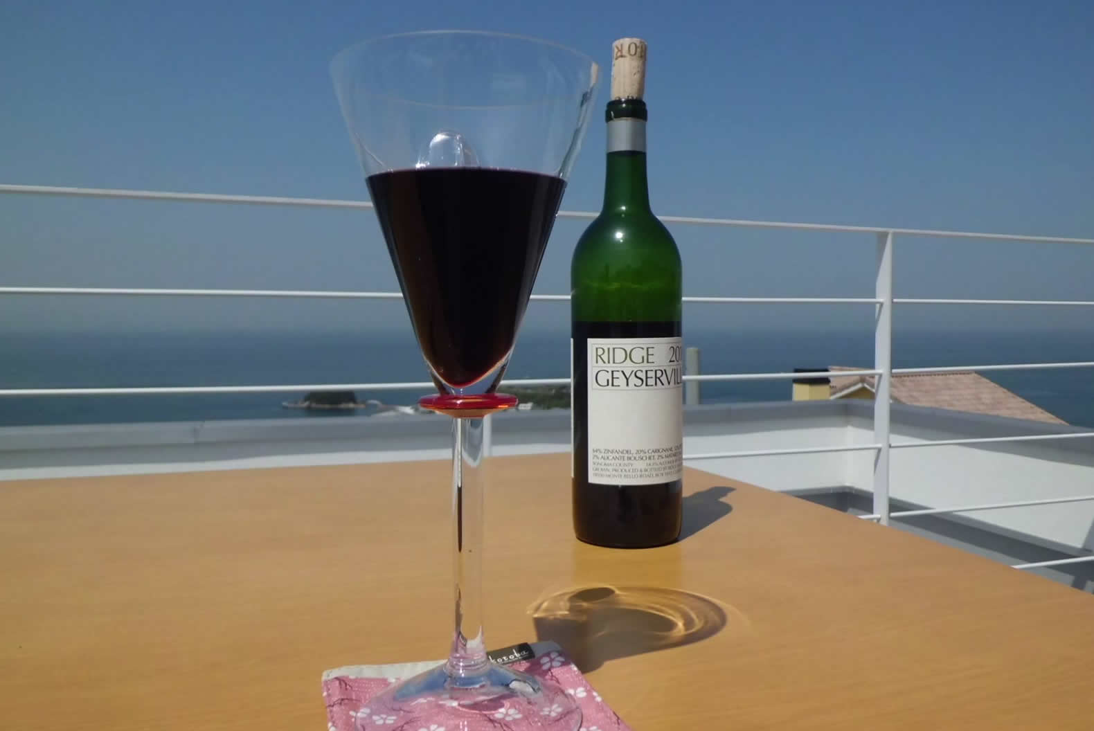 海を眺めながらのワイン